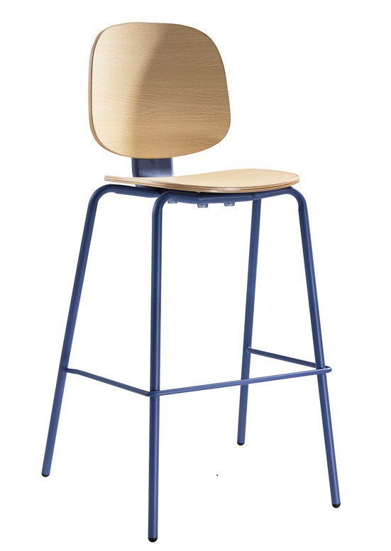 Taburetes de metal y madera